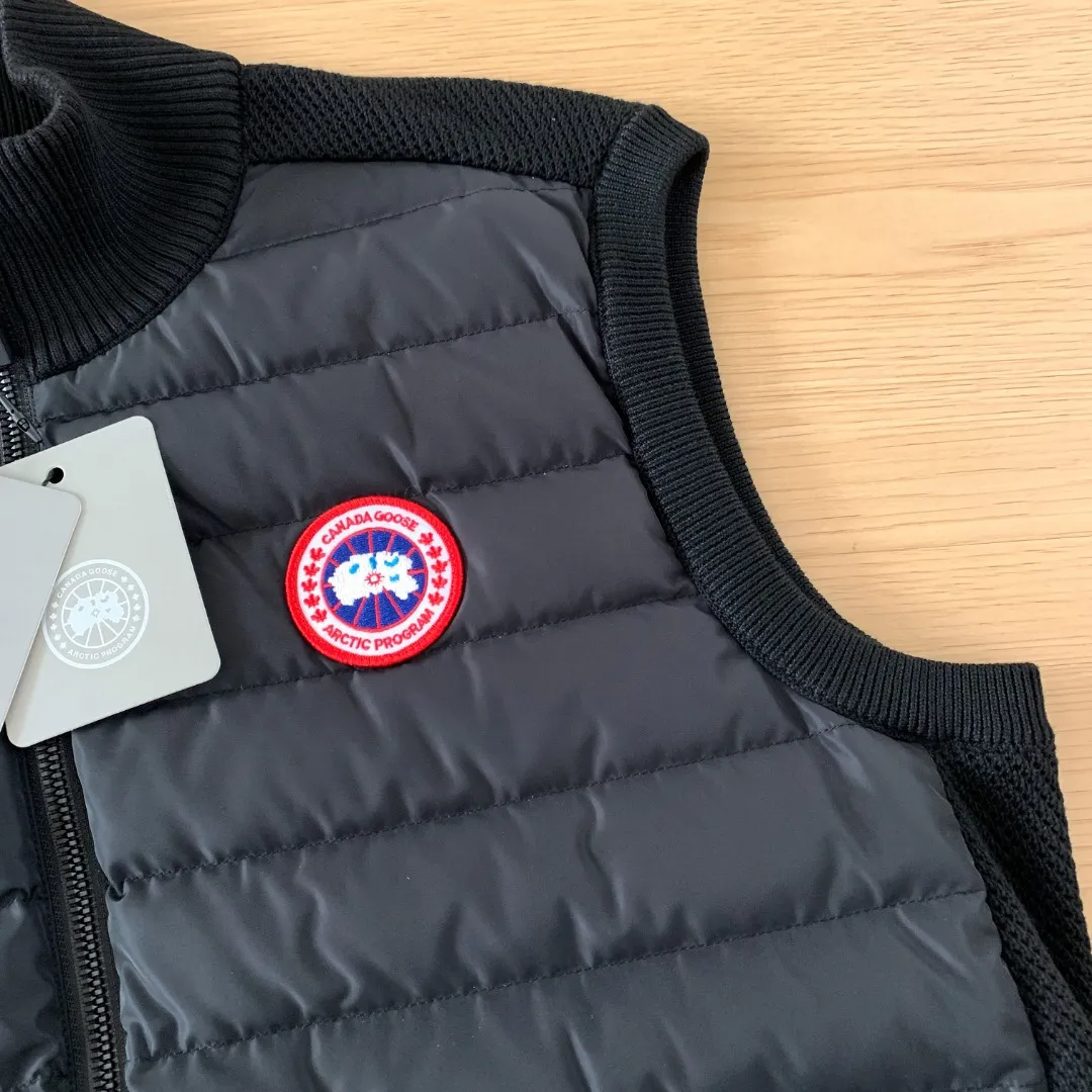 Style number: Y 🇨🇦Canada Goose "Canada Goose" 🇨🇦E 6829 y Bridge® men's knitted vest. The Hy Bridge® Knit Vest is the new arrival in our Hy Bridge® Knit Series, lightweight and warm. It can be worn as a jacket over a T-shirt or as an inner layer under another jacket for extra warmth without being bulky. Through Thermal Mapping® technology, down-filled thermal insulation panels are added to areas that need thermal insulation, and Breathable weaving technology is used to enhance breathability in areas that are prone to stuffiness. Color: Black red label Gray red label Dark Blue color red label Black black label Gray black label Size: XS S M L XL XXL